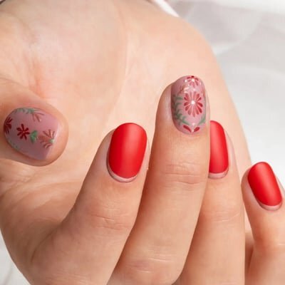 decori floreali su unghie rosse